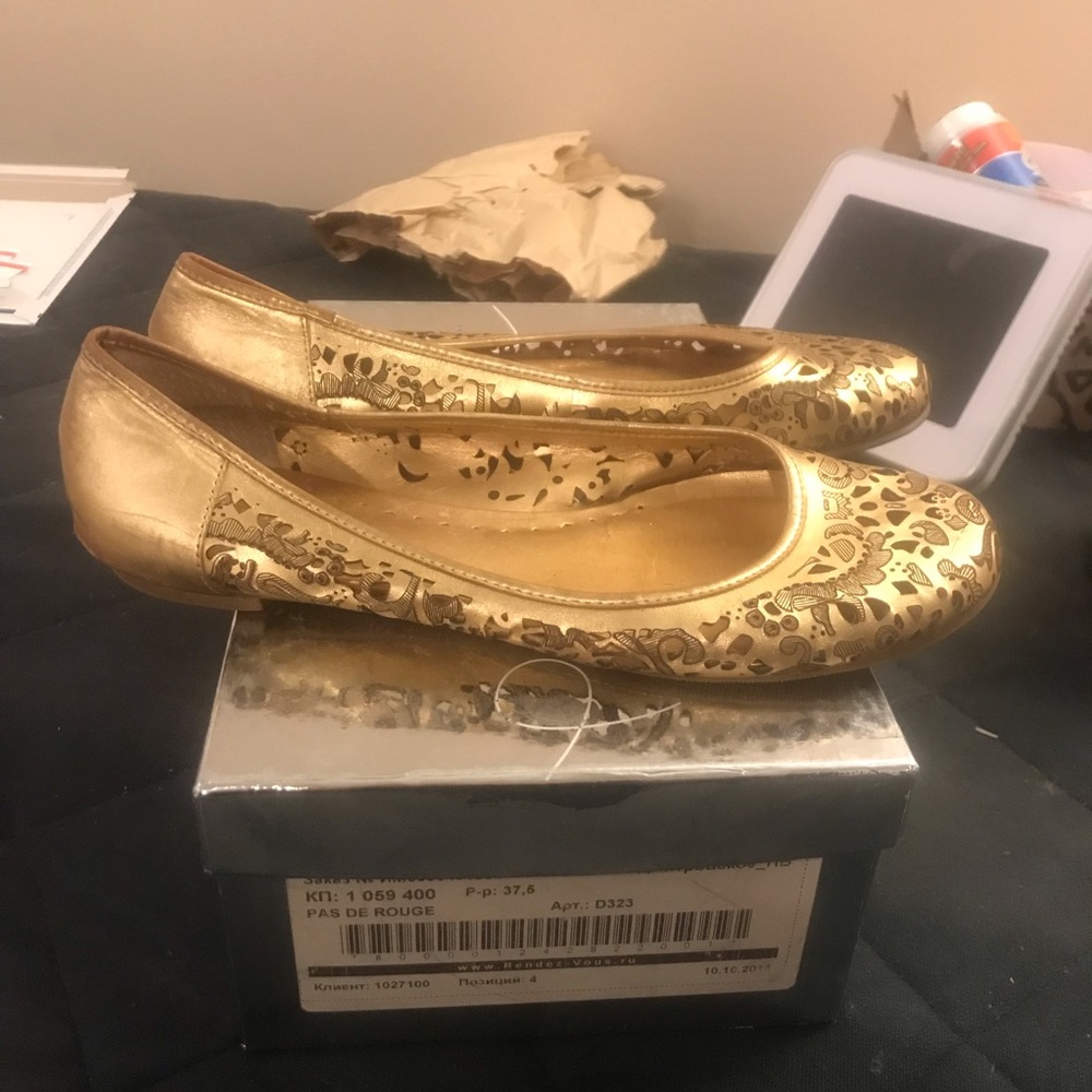 BCBG flats